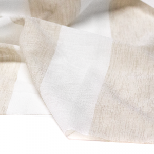 dettaglio tenda a righe verticali beige Luisa
