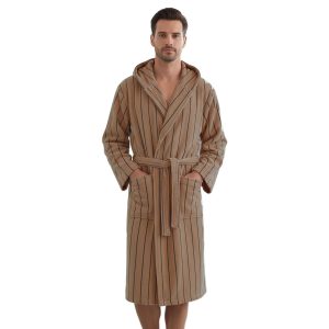 accappatoio Gessato di Pretti indossato a righe verticali su base beige