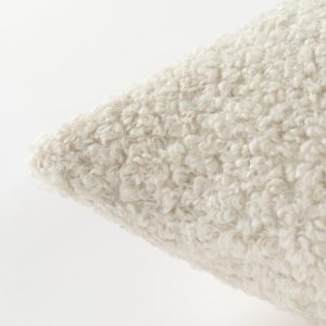 dettaglio cuscino arredo bouclé Mantra di Reevèr bianco avorio