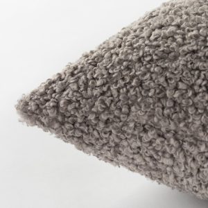 dettaglio cuscino arredo bouclé Mantra di Reevèr grigio