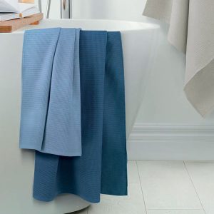 telo bagno a nido d'ape Nidino Mille di Gabel azzurro ambientato