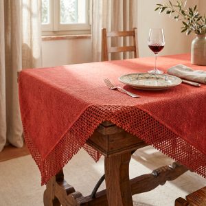 copritavolo con bordo in pizzo color arancione mattone elegante e raffinato