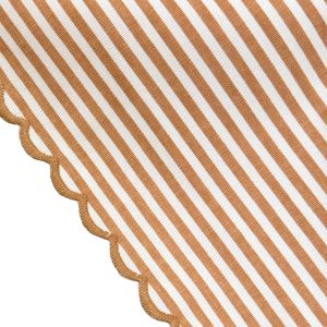 zoom tovaglia brownies and stripes con piccole righe marroncine e bordino ricamato