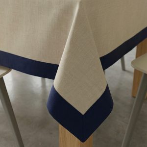 dettaglio tovaglia Color Club Vallesusa Beige con bordo blu in panama morbidissimo