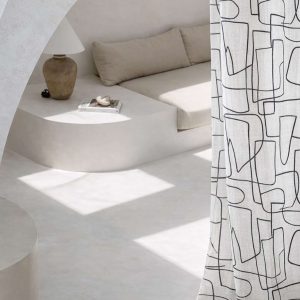 tenda su misura ricamata Ethereia di Reevèr in bianco e nero