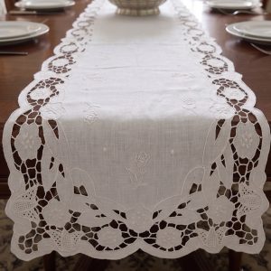 striscia centrotavola ricamato a mano artigianale