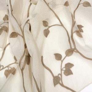 zoom tenda su misura Camilla beige con disegno ramage allover ricamato