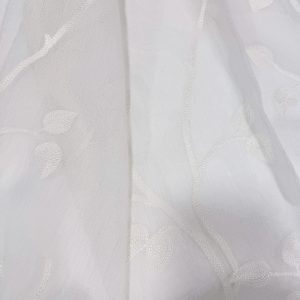 dettaglio tenda su misura Camilla bianco naturale con disegno ramage allover ricamato